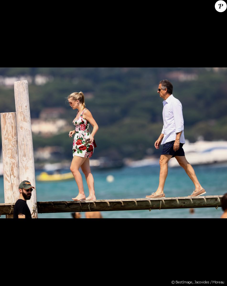 Exclusif - Lady Kitty Spencer, nièce de la princesse Diana, et son compagnon Michael Lewis font un petit tour au Club 55 à Saint-Tropez le 20 août 2019. © Jacovides / Moreau / Bestimage
