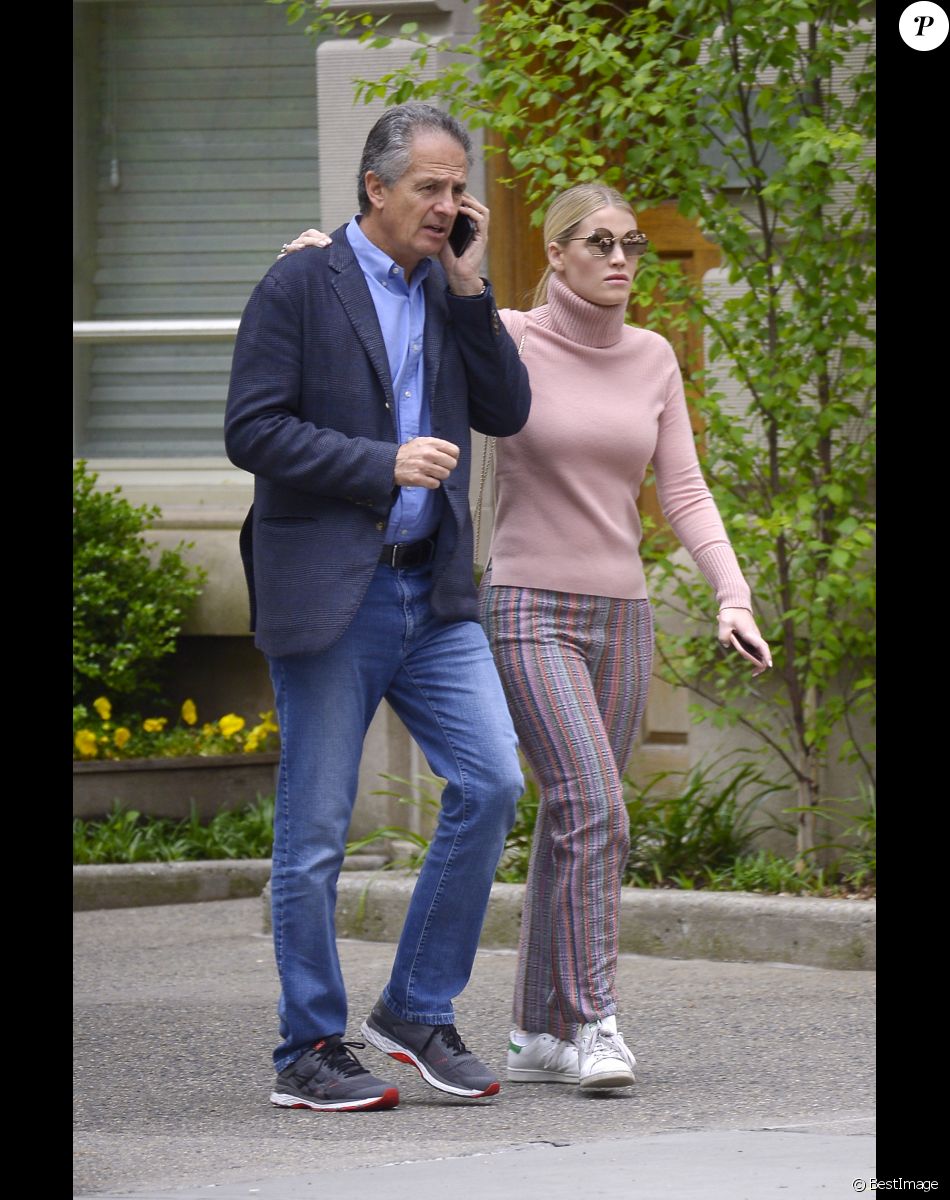 Exclusif - Lady Kitty Spencer, 28 ans, et nièce de Diana, arbore une nouvelle bague en diamants, lors d'une promenade avec son compagnon Michael Lewis, milliardaire de 60 ans, à New York, le 15 mai 2019.
