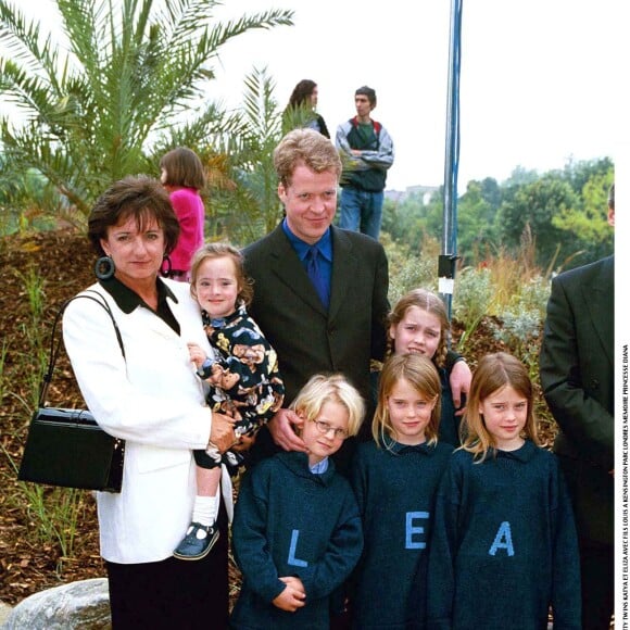 Earl Spencer, Rosa Monkton et leurs filles Kitty, Katya et Elisa, avec leur fils Louis au parc de Kensington à Londres. 