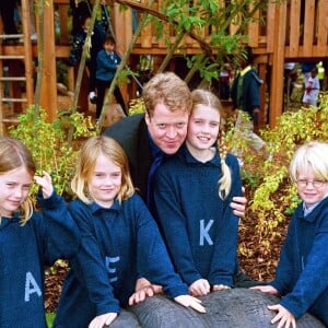 Earl Spencer et ses filles Kitty, Katya et Elisa, avec son fils Louis au parc de Kensington à Londres.