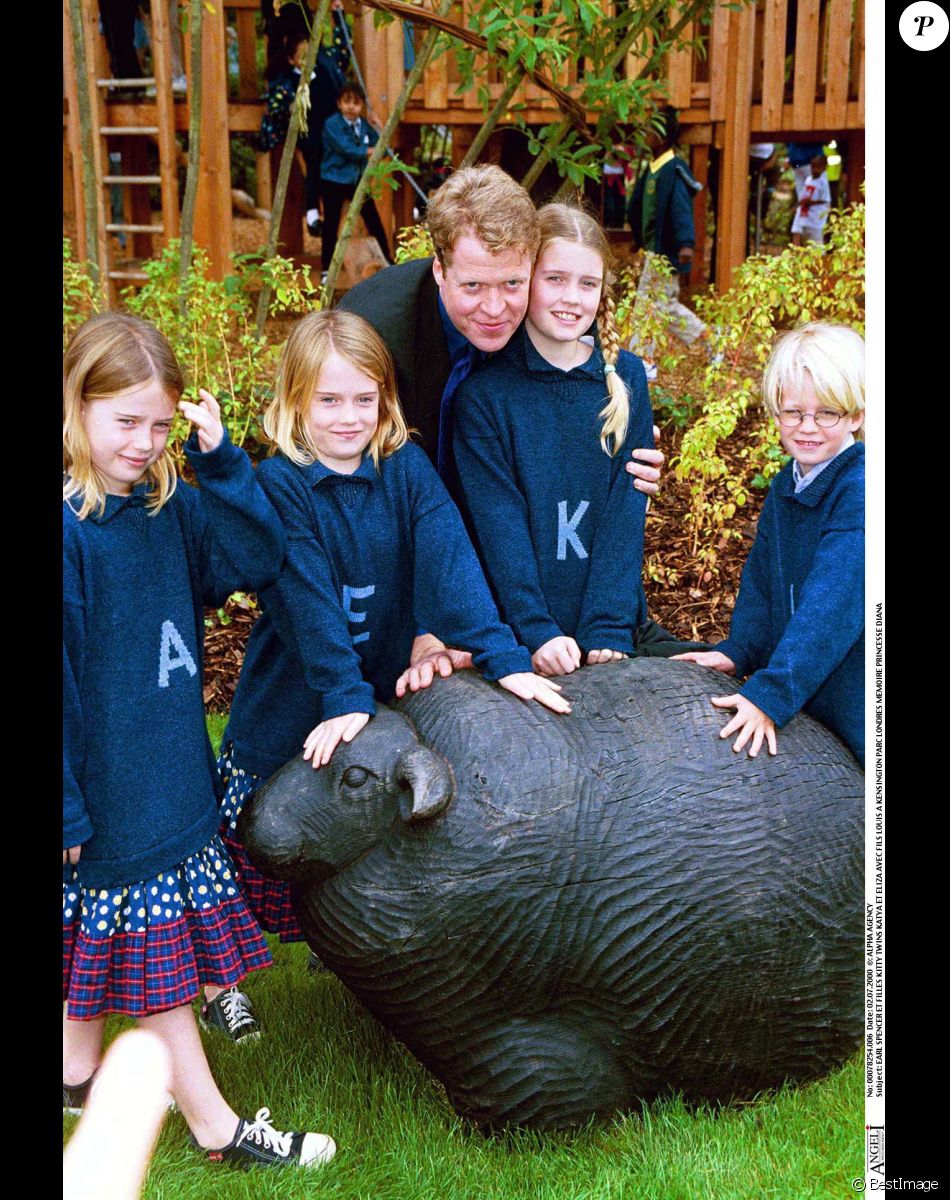 Earl Spencer et ses filles Kitty, Katya et Elisa, avec son fils Louis au parc de Kensington à Londres.