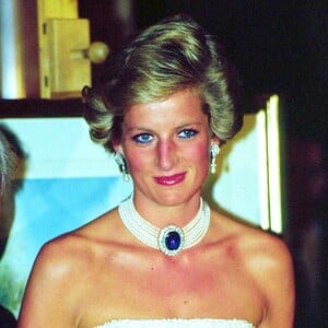 Diana Spencer porte une robe Oscar de la Renta. 