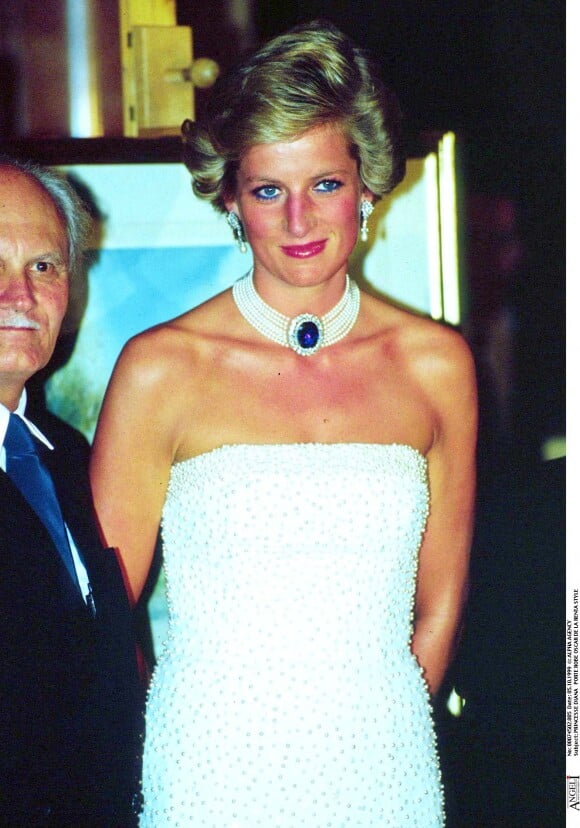 Diana Spencer porte une robe Oscar de la Renta. 