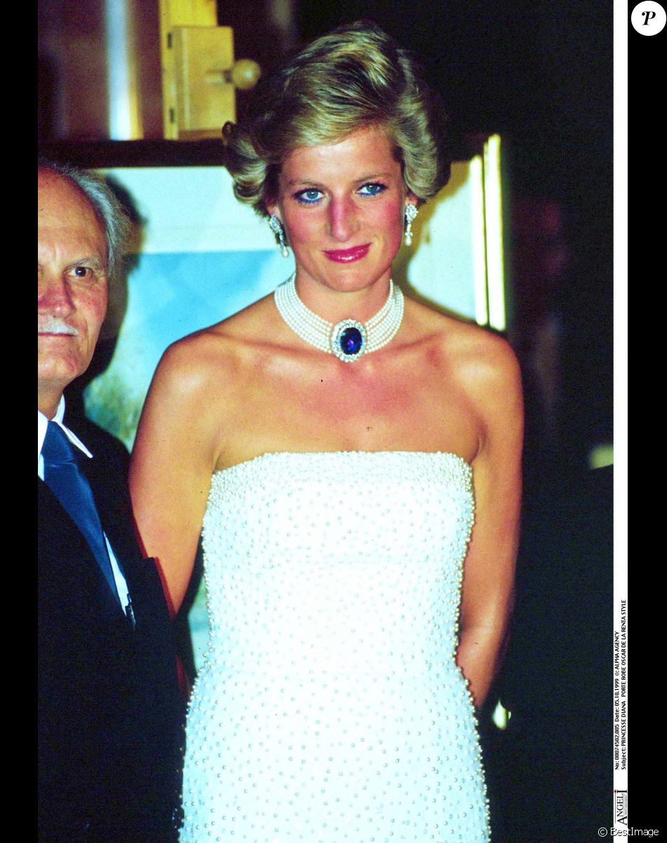 Diana Spencer porte une robe Oscar de la Renta.