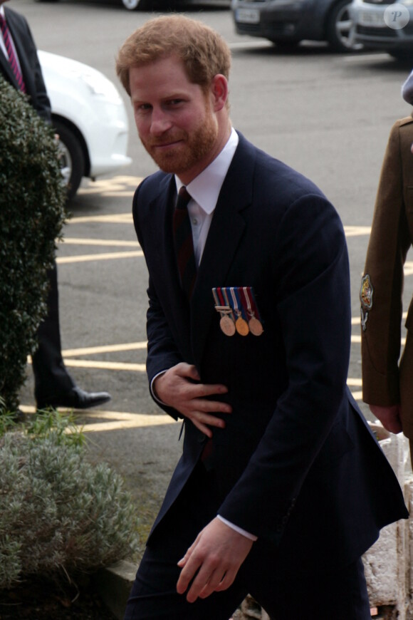 Le prince Harry pose avec 12 soldats diplômés de RAF sur une base militaire dans le Hampshire le 16 mars 2018.