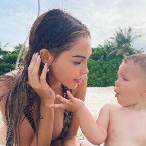 Nabilla Benattia et son fils Milann à la plage