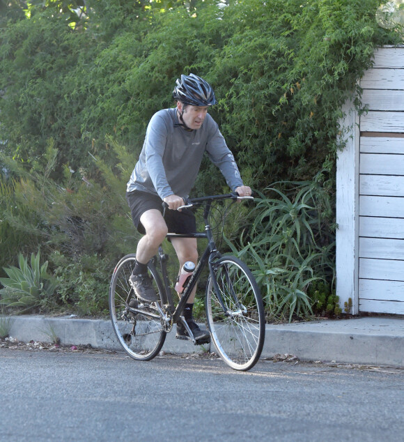 Exclusif - Bob Odenkirk fait du vélo à Los Angeles, le 3 novembre 2020.