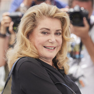 Catherine Deneuve au photocall du film De son vivant (Hors compétition) lors du 74ème festival international du film de Cannes © Borde / Jacovides / Moreau / Bestimage