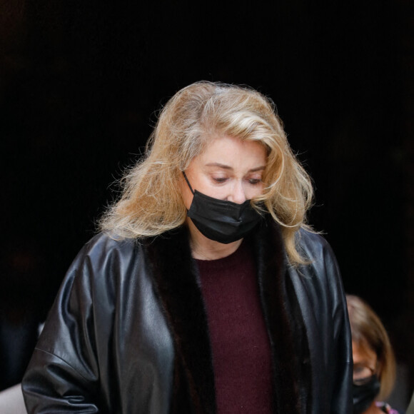 Catherine Deneuve lors de la sortie des obsèques de Jean-Yves Bouvier en l'église Notre-Dame d'Auteuil, chapelle Sainte Bernadette à Paris le 19 mai 2021.