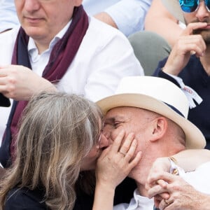 Gaëtan Roussel et sa compagne Clarisse Fieurgant dans les tribunes lors des internationaux de tennis de Roland Garros à Paris, France, le 30 mai 2019. © Jacovides-Moreau/Bestimage