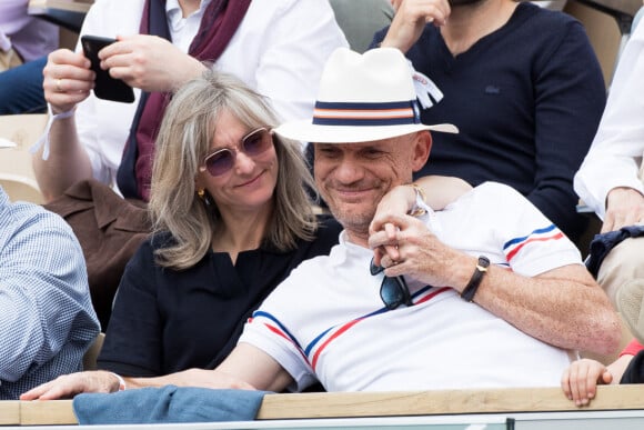 Gaëtan Roussel et sa compagne Clarisse Fieurgant dans les tribunes lors des internationaux de tennis de Roland Garros à Paris, France, le 30 mai 2019. © Jacovides-Moreau/Bestimage
