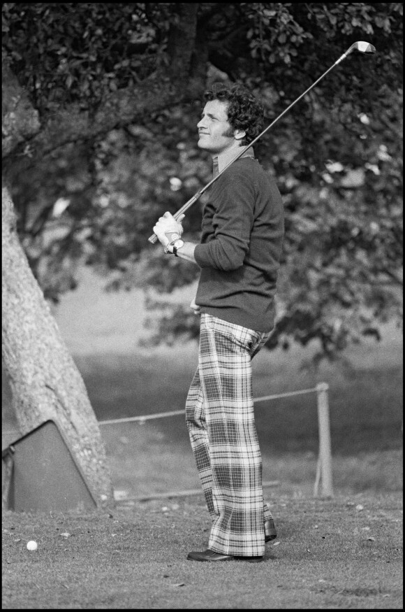 Joe Dassin joue au golf.