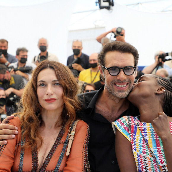 Natacha Lindinger, Nicolas Bedos, Fatou N'Diaye - Photocall du film "Oss 117 : Alerte Rouge En Afrique Noire" lors du 74e Festival de Cannes. Le 17 juillet 2021. © Borde / Jacovides / Moreau / Bestimage