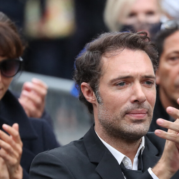 Nicolas Bedos, Doria Tillier, Smaïn - Hommage à Guy Bedos en l'église de Saint-Germain-des-Prés à Paris, le 4 juin 2020.