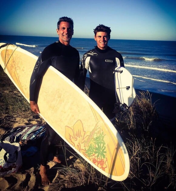 Arthur et son papa Patrick Guérineau fans de surf