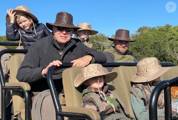 Le prince Albert de Monaco et ses enfants, le prince Jacques et la princesse Gabriella en Afrique du Sud avec la famille de Charlene, sur Instagram en juin 2021.