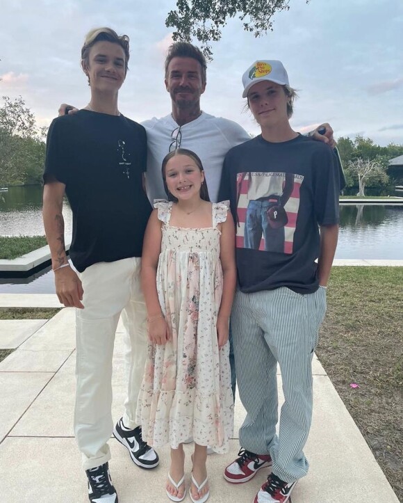 David Beckham entouré de ses enfants : Harper Seven, Roméo et Cruz.