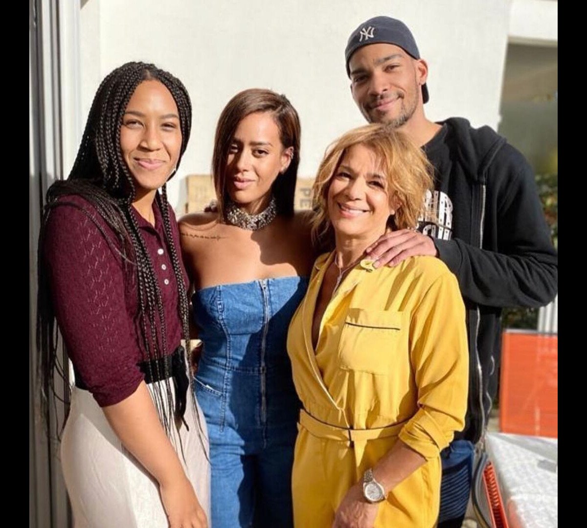 Photo : Amel Bent, sa mère et son frère et sa soeur, Melissa et Ilies. -  Purepeople