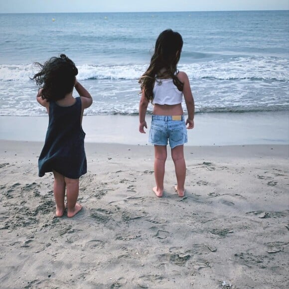 Amel Bent et ses filles, Hana et Sofia, au bord de la mer.