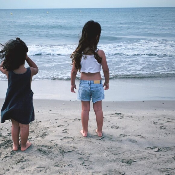 Amel Bent et ses filles, Hana et Sofia, au bord de la mer.