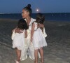 Amel Bent en vacances avec ses filles, Hana et Sofia (5 et 3 ans).
