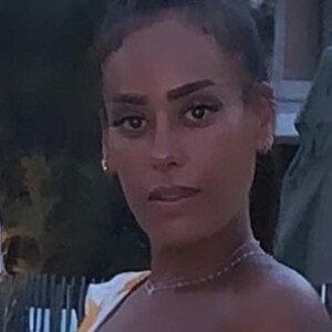 Amel Bent au bord de la piscine. Août 2020