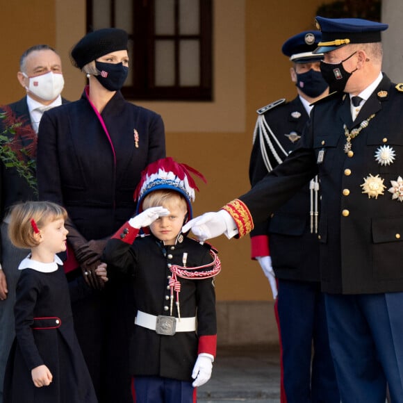 La princesse Charlène de Monaco, la princesse Gabriella de Monaco, comtesse de Carladès, le prince Jacques de Monaco, marquis des Baux, le prince Albert II de Monaco, la princesse Caroline de Hanovre - La famille princière assiste à une cérémonie de remise de médaille dans la cours du Palais de Monaco lors de la Fête Nationale de la principauté de Monaco. © David Nivière / Pool / Bestimage