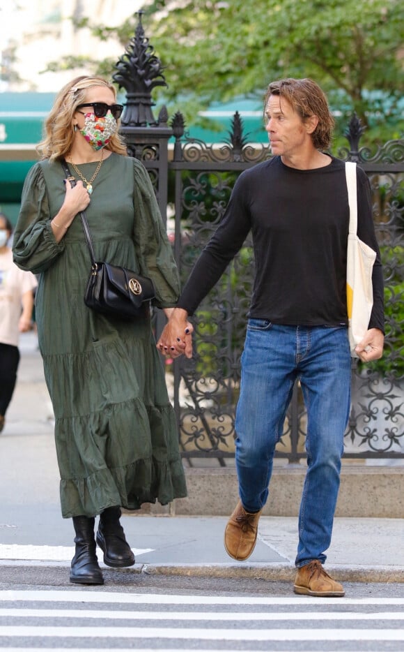Exclusif - Julia Roberts et son mari Danny Moder se baladent main dans la main dans le quartier de Manhattan à New York. Julia est la seule à porter le masque. Le 2 août 2021.