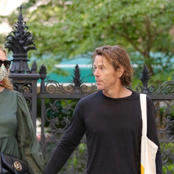 Exclusif - Julia Roberts et son mari Danny Moder se baladent main dans la main dans le quartier de Manhattan à New York. Julia est la seule à porter le masque. Le 2 août 2021.