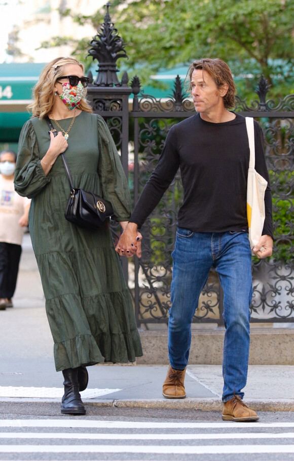 Exclusif - Julia Roberts et son mari Danny Moder se baladent main dans la main dans le quartier de Manhattan à New York. Julia est la seule à porter le masque.