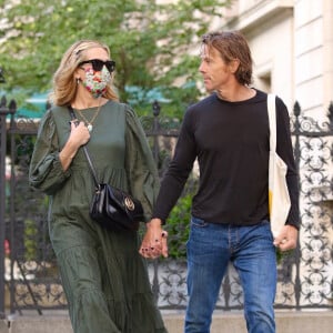 Exclusif - Julia Roberts et son mari Danny Moder se baladent main dans la main dans le quartier de Manhattan à New York. Julia est la seule à porter le masque. Le 2 août 2021.