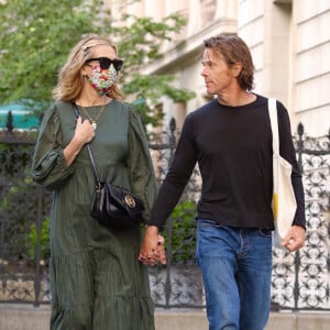 Exclusif - Julia Roberts et son mari Danny Moder se baladent main dans la main dans le quartier de Manhattan à New York. Julia est la seule à porter le masque. Le 2 août 2021.