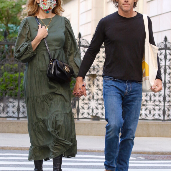Exclusif - Julia Roberts et son mari Danny Moder se baladent main dans la main dans le quartier de Manhattan à New York. Julia est la seule à porter le masque. Le 2 août 2021.