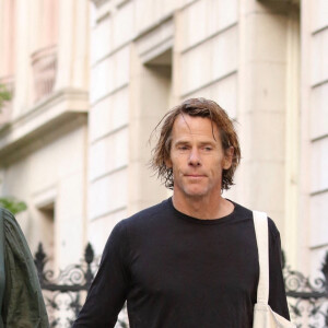 Exclusif - Julia Roberts et son mari Danny Moder se baladent main dans la main dans le quartier de Manhattan à New York. Julia est la seule à porter le masque. Le 2 août 2021.