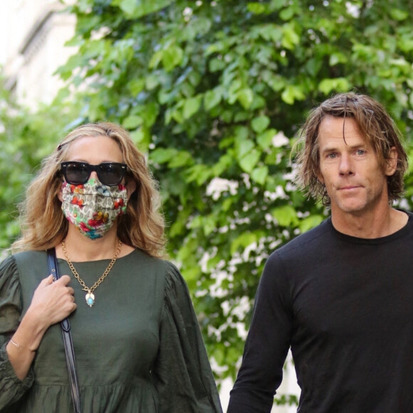 Exclusif - Julia Roberts et son mari Danny Moder se baladent main dans la main dans le quartier de Manhattan à New York. Julia est la seule à porter le masque. Le 2 août 2021.