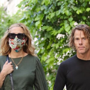 Exclusif - Julia Roberts et son mari Danny Moder se baladent main dans la main dans le quartier de Manhattan à New York. Julia est la seule à porter le masque. Le 2 août 2021.