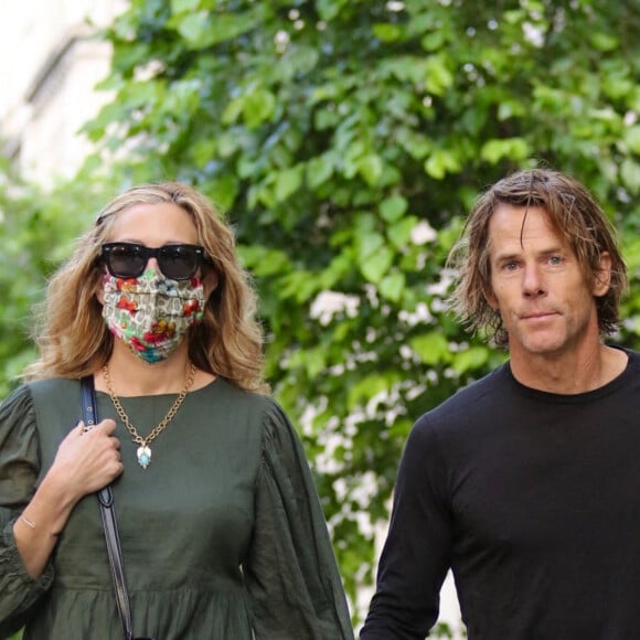 Exclusif - Julia Roberts et son mari Danny Moder se baladent main dans la main dans le quartier de Manhattan à New York. Julia est la seule à porter le masque. Le 2 août 2021.