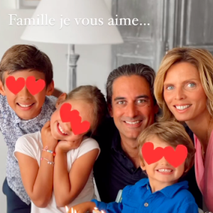 Sylvie Tellier, son mari Laurent et ses trois enfants : Oscar (11 ans), né de ses amours avec Camille Le Maux, Margaux (7 ans) et Roméo (3 ans), nés de sa relation avec Laurent. Le 15 juillet 2021.