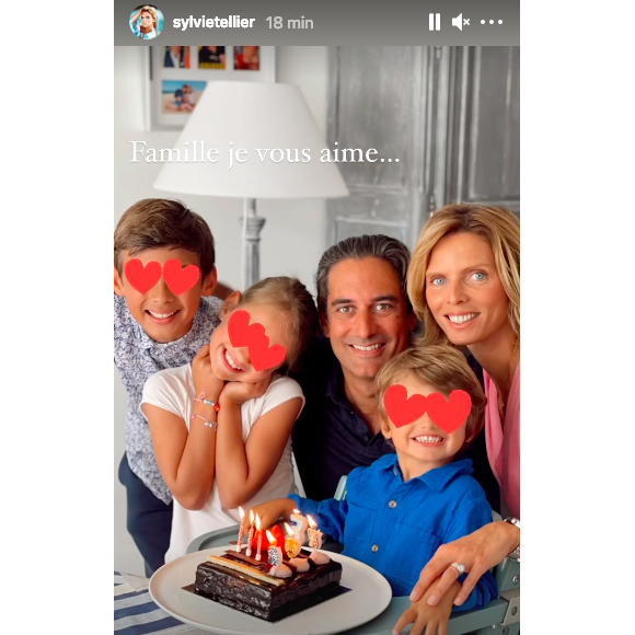 Sylvie Tellier, son mari Laurent et ses trois enfants : Oscar (11 ans), né de ses amours avec Camille Le Maux, Margaux (7 ans) et Roméo (3 ans), nés de sa relation avec Laurent. Le 15 juillet 2021.