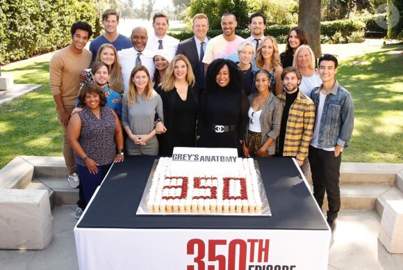 Jesse Williams (en t-shirt rose, au troisième rang) et l'équipe de Grey's Anatomy fête le 350e épisode de la série. Octobre 2019.
