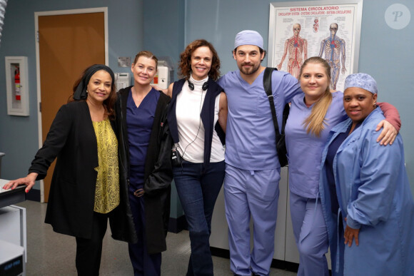 Ellen Pompeo, Giacomo Gianniotti (au milieu) et les acteurs de Station 19, le spin-off de la série Grey's Anatomy.