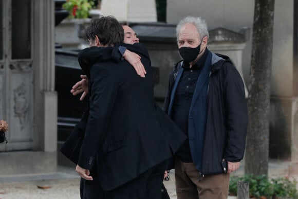 Robinson Stévenin (fils de J.F. Stévenin), guest et Jackie Berroyer - Obsèques de Jean-François Stévenin au Père Lachaise à Paris, France, le 4 août 2021. 