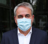 Exclusif - Xavier Bertrand arrive devant les locaux de RMC à Paris, le 27 août 2020. Le président du Conseil régional des Hauts de France porte un masque de protection en raison de l'épidémie de coronavirus (Covid-19).