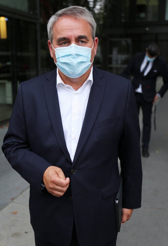 Exclusif - Xavier Bertrand arrive devant les locaux de RMC à Paris, le 27 août 2020. Le président du Conseil régional des Hauts de France porte un masque de protection en raison de l'épidémie de coronavirus (Covid-19).
