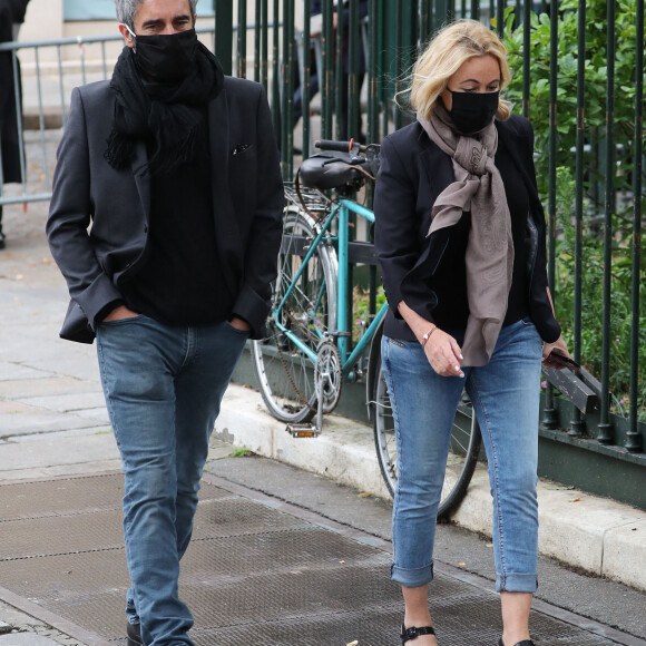 Emmanuelle Béart et son compagnon Frédéric Chaudier - Hommage à Guy Bedos en l'église de Saint-Germain-des-Prés à Paris le 4 juin 2020.