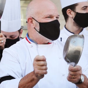 Dominique Etchebest se joint à son mari Philippe Etchebest pour manifester contre les mesures de restrictions liées au coronavirus (COVID-19) devant leur restaurant à Bordeaux les 2 et 9 octobre 2020.