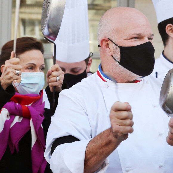 Dominique Etchebest se joint à son mari Philippe Etchebest pour manifester contre les mesures de restrictions liées au coronavirus (COVID-19) devant leur restaurant à Bordeaux les 2 et 9 octobre 2020.