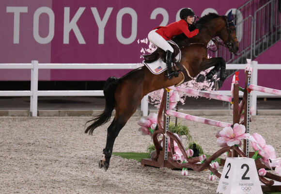 Jessica Springsteen et son cheval Don Juan Van De Donkhoeve, a remporté une médaille d'argent avec l'équipe des USA, aux Jeux Olympiques de Tokyo le 7 août 2021.
