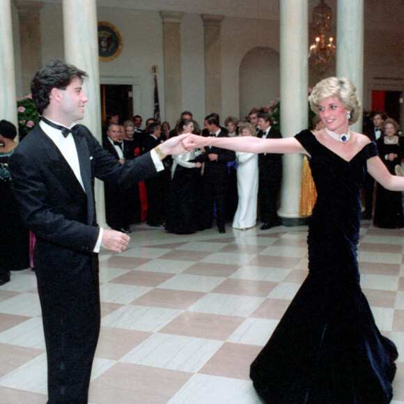 Lady Diana (dans sa robe en velours Victor Edelstein) et John Travolta lors du dîner officiel organisé à la Maison-Blanche par le président américain Ronald Reagan 