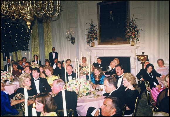 Lady Diana, le président américain Ronald Reagan, John Travolta et Tom Selleck lors du dîner d'Etat à la Maison-Blanche en 1985.